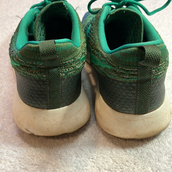 Nike green athletic shoes - Picture 6 of 9